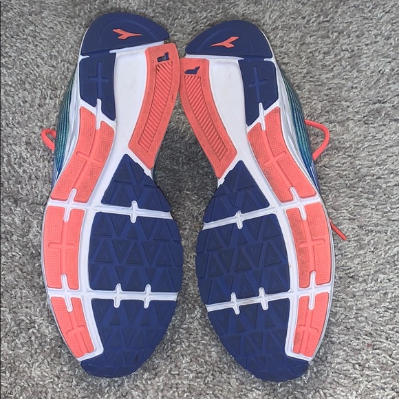 Athletic shoes - Picture 5 of 5